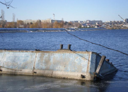 Администрации Камышина удалось закамуфлировать останки сгоревшего дебаркадера, а вот скандальную ситуацию спрятать труднее