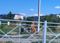 Камышанин устроил себе "пляж на лавочке", не отходя от дома