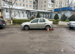 В Камышине полиция ищет скрывшегося "лихача", протаранившего "Рено" у МФЦ