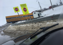 В Камышине фура слетела с трассы и зарылась "носом" в снег