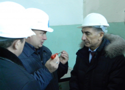 На камышинском заводе вице-губернатор познакомился с роботом и перспективами развития