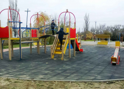 В Таловке Камышинского района сельской детской площадке городские позавидуют