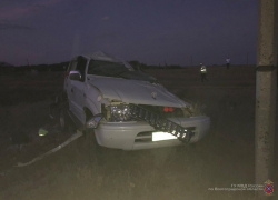 Перед полночью водитель не удержал на дороге свой "Ленд Крузер" и скончался на месте от удара