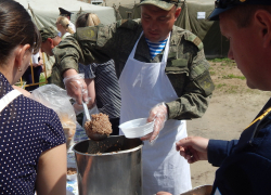 В городском парке Камышина за главным деликатесом праздничных гуляний - "солдатской кашей" выстроилась огромная очередь