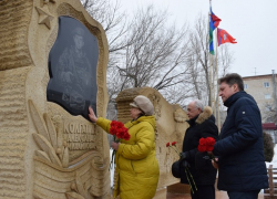 1 марта камышане приходят к памятнику Герою России Александру Колгатину, чтобы поклониться его подвигу 