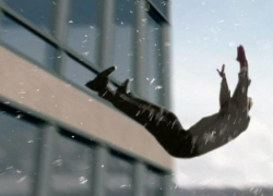 В Камышине разъяренная хозяйка комнаты выкинула гражданского мужа в окно