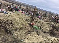 "Вы посмотрите, что творится на новом кладбище Камышина: могилы роют "друг на друга!", - камышанка