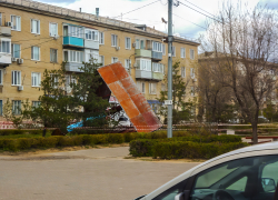 И что, этот баннер так и будет здесь "валяться"? - камышанка