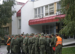 Наблюдатели сообщают о том, что в Камышине перед голосованием избирательные участки "нашпиговывают" избирателями-военными