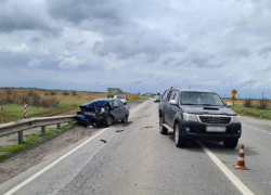 Пожилой водитель "задумался" на трассе, врезался в стоящую иномарку и попал к хирургам