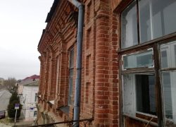 Депутат Камышинской городской думы обратил внимание чиновников, что из стен старинных домов на голову прохожим вот-вот начнут срываться кирпичи