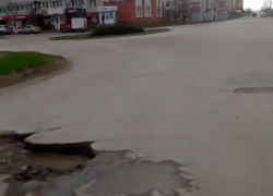 Камышане в соцсетях собирают "коллекцию" самых опасных ям на центральных дорогах города