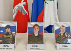 В Камышине торжественно передали награды погибших в СВО рядовых и младшего сержанта их родным