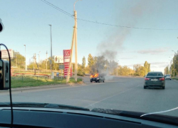 Камышане выложили в соцсетях фото и видео автомобиля, загоревшегося на дороге