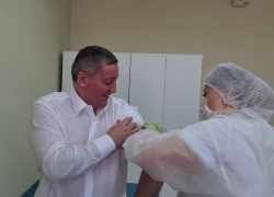 Губернатор Андрей Бочаров вакцинировался от СOVID-19 с улыбками и шутками, но обратился к жителям области по поводу прививок очень серьезно (ВИДЕО)