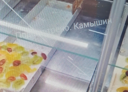 В Камышине в соцсетях обсуждают ролик о воробье, завтракающем тортами на витрине продуктовой секции крупного сетевого магазина