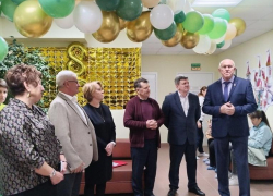 В Камышине решили широко отметить 8-летие коммерческой поликлиники