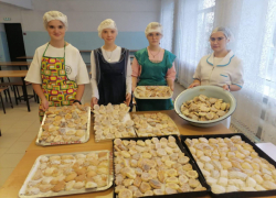 Школьники из Камышинского района напекли ароматных пряников для бойцов на передовую
