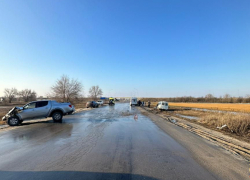 На московской трассе водитель пикапа вылетел на "встречку" и изранил четверых пассажиров "Газели"