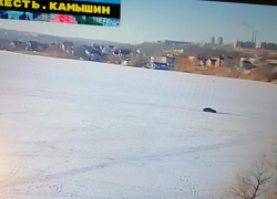 В Камышине чиновники практикуются в литературе по части запретов выезда на лед, а машины носятся по Волге с одного берега на другой как ни в чем не бывало (ВИДЕО)