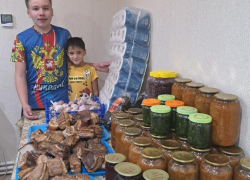 Из глубинки Камышинского района бойцам на линию соприкосновения "уезжают" вкусные домашние закатки
