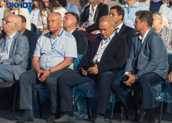 Губернатор Андрей Бочаров пообещал политической публике в дождевиках и бейджах как следует "почистить" элиты