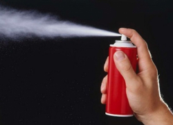 Поздним вечером негодяй, требуя наличность у студентки, распылил ей в лицо баллончик с газом