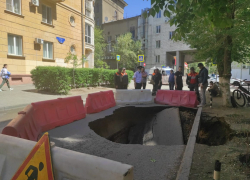 Земля провалилась за администрацией Волгоградской области,- "Блокнот Волгограда" (ВИДЕО)