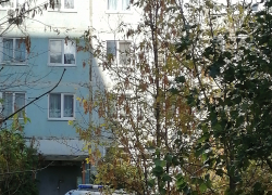 В Камышине на улице Воинов-Интернационалистов разбился насмерть выпавший из окна мужчина
