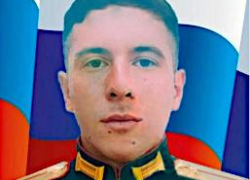 Награду лейтенанта Виталия Хрипункова, погибшего в СВО, передали родным офицера в Камышине 