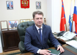 Глава Камышина, "не вставая" с кресла градоначальника, поздравил горожан с Новым годом