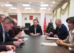  Глава Камышина Станислав Зинченко провел заседание "под елкой" и запретил массовые гулянья и фейерверки в городе на Новый год