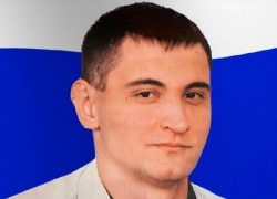 Родным мобилизованного с Камышинского стеклотарного завода Романа Качанова передали орден Мужества героя - им он был награжден посмертно за СВО