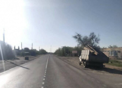 С грузовика дальнобойщика на трассе слетела доска прямо в кабину встречного большегруза и ранила 31-летнего водителя