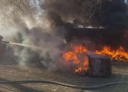 В Камышине "враги" пластиковых мусорных баков спалили еще один на улице Ленина 