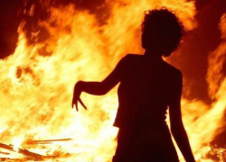 В Камышинский городской суд поступило уголовное дело негодяя, вылившего спирт на голову гражданской супруге и поджегшего женщину