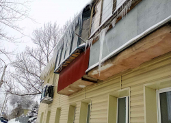 Ледяные "гирлянды" над нашими головами растут, и всем на это наплевать, - камышанка