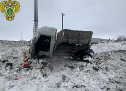 В Волгоградской области московский поезд снес автомобиль, выскочивший на железную дорогу