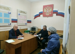 Спикер Камышинской городской думы Владимир Пономарев сфотографировался по ходу приема и взял что-то на контроль