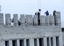 Администрация Камышина доложила горожанам, что со строительством новой поликлиники на улице Советской все идет по плану