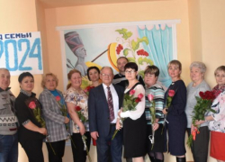 "Нельзя, чтобы враг подумал, будто мы в трансе, праздники отменяем", — сказал  глава Камышинского района Алексей Самсонов, вручая женщинам розы