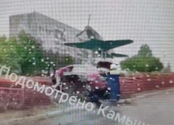 В Камышине попал на камеру момент с ДТП: красное авто пробило турникет у памятника- "самолета Маресьева" на улице Некрасова (ВИДЕО)