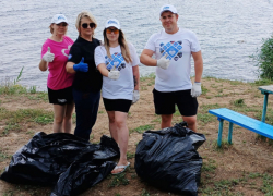 В селе Антиповка Камышинского района волонтеры навели чистоту и блеск в прекрасном месте отдыха на открытой Волге