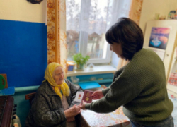 В глубинке Камышинского района 99-летняя труженица тыла Анна Ежова заранее пригласила главу на свой вековой юбилей