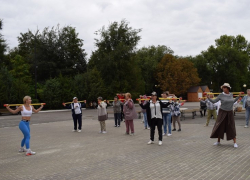 В Камышине бодрые пенсионерки делают в парке "молодежную" зарядку