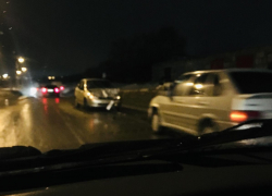 В Камышине на улице Рязано-Уральской случилось ДТП - одну из машин занесло