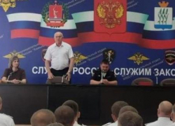Кого из госавтоинспекторов, которых глава Камышина назвал "дорогими друзьями", наградили по случаю профессионального праздника