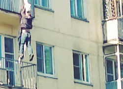 Молодой камышанин после скандала с женой вышел на балкон, стал спускаться, сорвался вниз и от ран скончался в больнице