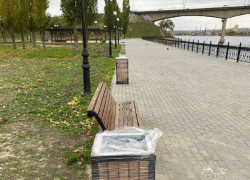 В Камышине на набережной установили новые красивые и вместительные  урны, но в упаковке