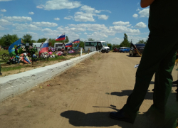 Глава Камышина Станислав Зинченко согласился облагородить захоронение воинов, погибших на Донбассе, и высадить вечнозеленые деревья